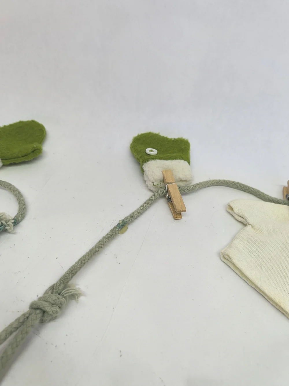 AVON Christmas Mini Elf Clothes On Clothesline W Clothespins Holiday Felt Decor